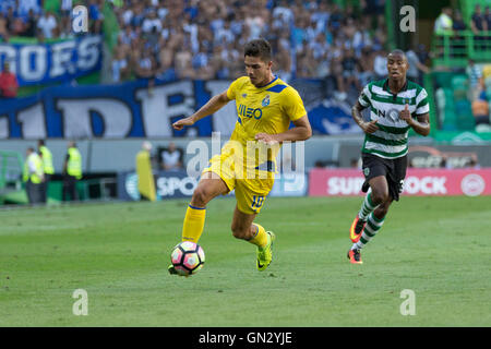 Lisbona, Portogallo. 28 Agosto, 2016. Porto di avanzamento portoghese Andre Silva (10) e sportivo olandese del defender Marvin Zeegelaar (31) durante il gioco Sporting CP vs FC Porto Credito: Alexandre de Sousa/Alamy Live News Foto Stock