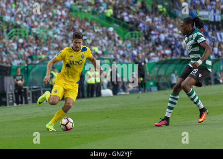 Lisbona, Portogallo. 28 Agosto, 2016. Porto di avanzamento portoghese Andre Silva (10) e sportivi portoghesi del defender Ruben Semedo (35) durante il gioco Sporting CP vs FC Porto Credito: Alexandre de Sousa/Alamy Live News Foto Stock