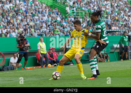 Lisbona, Portogallo. 28 Agosto, 2016. Porto di avanzamento portoghese Andre Silva (10) e sportivi portoghesi del defender Ruben Semedo (35) durante il gioco Sporting CP vs FC Porto Credito: Alexandre de Sousa/Alamy Live News Foto Stock