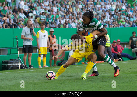 Lisbona, Portogallo. 28 Agosto, 2016. Porto di avanzamento portoghese Andre Silva (10) e sportivi portoghesi del defender Ruben Semedo (35) durante il gioco Sporting CP vs FC Porto Credito: Alexandre de Sousa/Alamy Live News Foto Stock