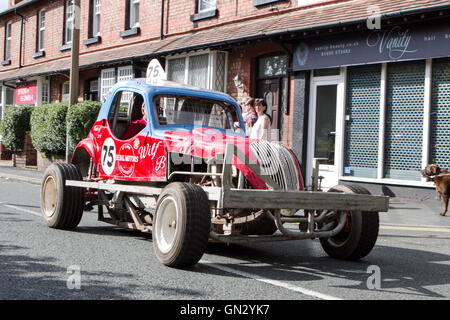 Motorfest a Ormskirk, Lancashire, Regno Unito. 28 agosto 2016. Il festival si svolge nella storica città mercato di Ormskirk in West Lancashire. Classic auto e biciclette sono sul display nel centro della città e il Parco di incoronazione. Una stima di 7 mila persone hanno vagato attraverso le strade di Ormskirk, assorbendo l'atmosfera e ammirate i siti di centinaia di automobili e motociclette di rivestimento per le vie del paese. Credito: Cernan Elias/Alamy Live News Foto Stock