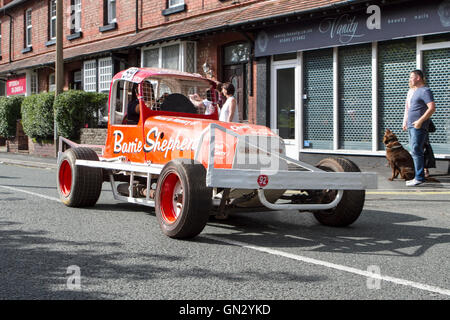 Motorfest a Ormskirk, Lancashire, Regno Unito. 28 agosto 2016. Il festival si svolge nella storica città mercato di Ormskirk in West Lancashire. Classic auto e biciclette sono sul display nel centro della città e il Parco di incoronazione. Una stima di 7 mila persone hanno vagato attraverso le strade di Ormskirk, assorbendo l'atmosfera e ammirate i siti di centinaia di automobili e motociclette di rivestimento per le vie del paese. Credito: Cernan Elias/Alamy Live News Foto Stock