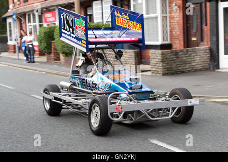 Motorfest a Ormskirk, Lancashire, Regno Unito. 28 agosto 2016. Il festival si svolge nella storica città mercato di Ormskirk in West Lancashire. Classic auto e biciclette sono sul display nel centro della città e il Parco di incoronazione. Una stima di 7 mila persone hanno vagato attraverso le strade di Ormskirk, assorbendo l'atmosfera e ammirate i siti di centinaia di automobili e motociclette di rivestimento per le vie del paese. Credito: Cernan Elias/Alamy Live News Foto Stock