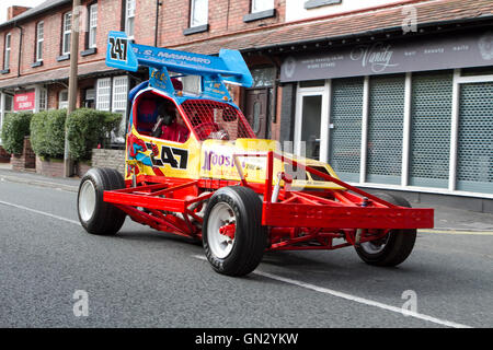 Motorfest a Ormskirk, Lancashire, Regno Unito. 28 agosto 2016. Il festival si svolge nella storica città mercato di Ormskirk in West Lancashire. Classic auto e biciclette sono sul display nel centro della città e il Parco di incoronazione. Una stima di 7 mila persone hanno vagato attraverso le strade di Ormskirk, assorbendo l'atmosfera e ammirate i siti di centinaia di automobili e motociclette di rivestimento per le vie del paese. Credito: Cernan Elias/Alamy Live News Foto Stock