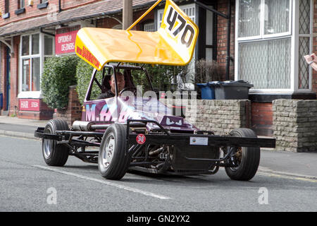 Motorfest a Ormskirk, Lancashire, Regno Unito. 28 agosto 2016. Il festival si svolge nella storica città mercato di Ormskirk in West Lancashire. Classic auto e biciclette sono sul display nel centro della città e il Parco di incoronazione. Una stima di 7 mila persone hanno vagato attraverso le strade di Ormskirk, assorbendo l'atmosfera e ammirate i siti di centinaia di automobili e motociclette di rivestimento per le vie del paese. Credito: Cernan Elias/Alamy Live News Foto Stock