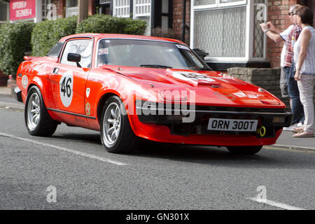 Motorfest a Ormskirk, Lancashire, Regno Unito. 28 agosto 2016. Il festival si svolge nella storica città mercato di Ormskirk in West Lancashire. Classic auto e biciclette sono sul display nel centro della città e il Parco di incoronazione. Una stima di 7 mila persone hanno vagato attraverso le strade di Ormskirk, assorbendo l'atmosfera e ammirate i siti di centinaia di automobili e motociclette di rivestimento per le vie del paese. Credito: Cernan Elias/Alamy Live News Foto Stock