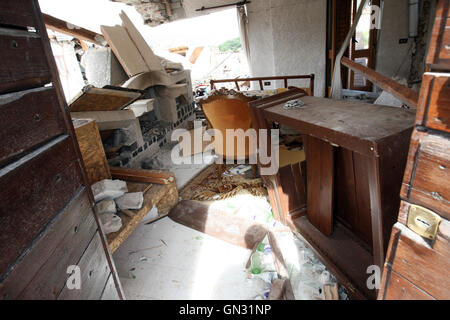 L'Aquila, Italia 17 Aprile 2009: interni di una casa distrutta dal terremoto che ha colpito l'Italia centrale durante l'Aquila earthqua Foto Stock