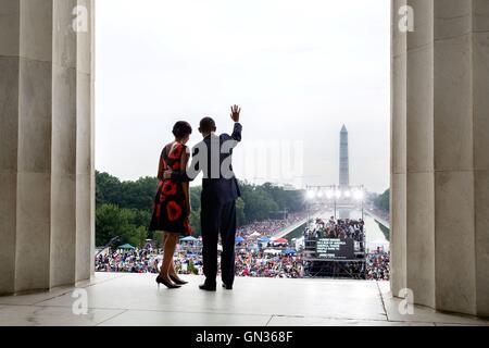 Il Presidente degli Stati Uniti Barack Obama e la First Lady Michelle Obama onda da Lincoln Memorial guardando fuori verso il National Mall Agosto 28, 2013 a Washington, DC. Foto Stock