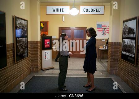 U.S la First Lady Michelle Obama tours il Brown v. Board of Education National Historic Site Maggio 16, 2014 in Topeka nel Kansas. Foto Stock