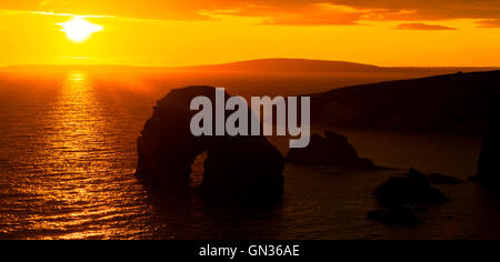 Bel tramonto sopra la roccia vergine e ballybunion costa sull'Atlantico selvatico modo Foto Stock