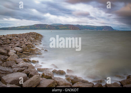 Lunga esposizione della costa rocciosa di Llandudno West Shore. Foto Stock