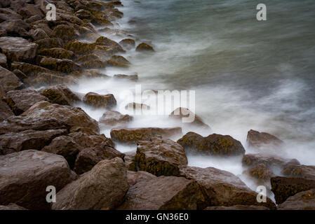 Lunga esposizione della costa rocciosa di Llandudno West Shore. Foto Stock