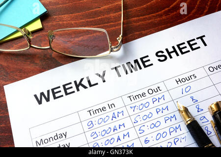 Carta con tempo settimanale il foglio su un tavolo. Foto Stock