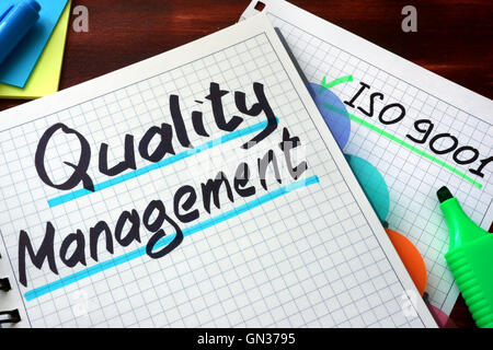 Sistema di gestione della qualità SGQ scritto su un blocco note con il marcatore. Foto Stock