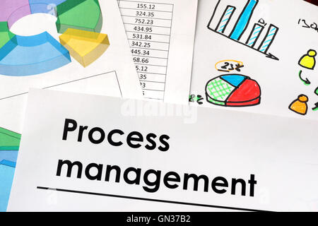 La gestione del processo di segno scritto su un foglio di carta. Foto Stock
