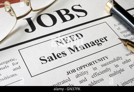 Giornale con annunci di posti vacanti sales manager. Concetto di occupazione. Foto Stock