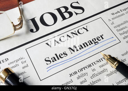 Giornale con annunci di posti vacanti sales manager. Concetto di occupazione. Foto Stock