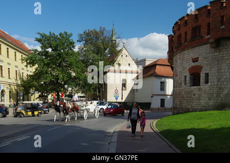 Cracovia, Polonia - 25 August, 2016: Podzamcze street. I bastioni del Castello di Wawel, St Giles chiesa e cabina. Foto Stock