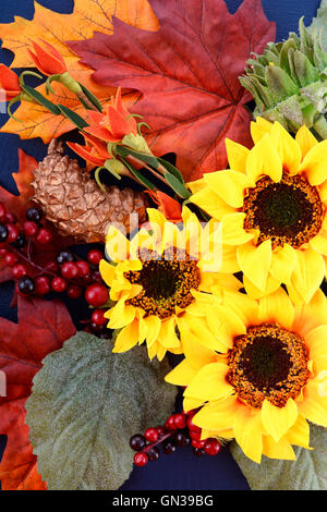 Brillanti colori d'Autunno Autunno ringraziamento Halloween sfondo decorata con bordi di girasoli e cadono le foglie e blu scuro Foto Stock