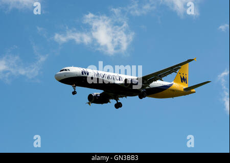 La Monarch Airbus A321 avvicinando l'Aeroporto di Birmingham, UK (G-ZBAG) Foto Stock