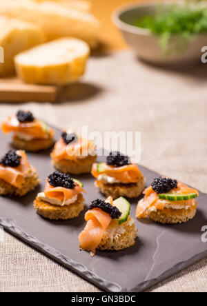 Salmone affumicato antipasto con crema di formaggio e caviale Foto Stock