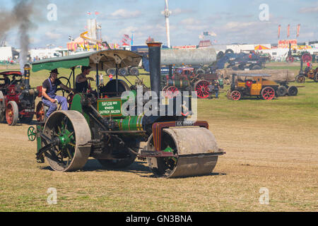 Vintage rullo su strada presso Dorset fiera a vapore Foto Stock