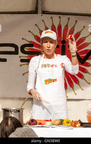 Heather Mills McCartney dando una cucina vegana dimostrazione in Brighton centro città Foto Stock