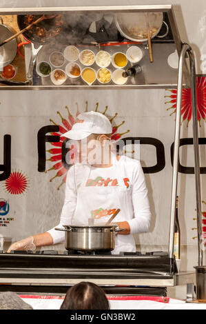 Heather Mills McCartney dando una cucina vegana dimostrazione in Brighton centro città Foto Stock