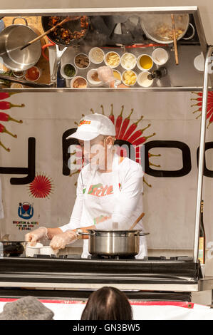 Heather Mills McCartney dando una cucina vegana dimostrazione in Brighton centro città Foto Stock