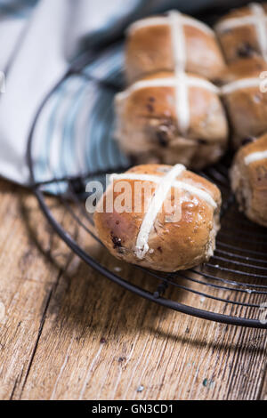 Pasqua hot cross panini sul vassoio di raffreddamento Foto Stock