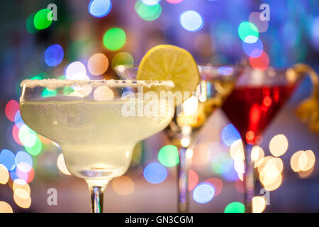 Bicchieri di Margarita, martini e cocktail cosmopolita Foto Stock