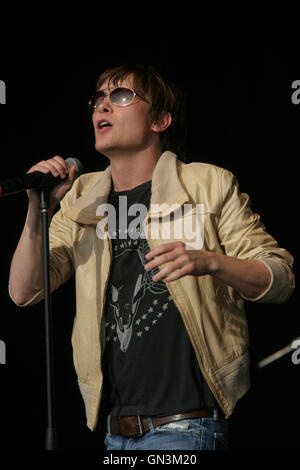 Membro del british pop e boy band che prendere, cantante song writer Mark Owen di eseguire da solo sul palco a Rockingham Motor Speedway UK. Foto Stock