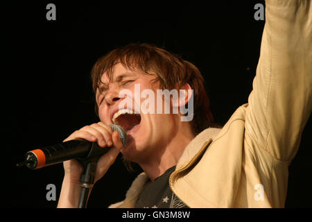 Membro del british pop e boy band che prendere, cantante song writer Mark Owen di eseguire da solo sul palco a Rockingham Motor Speedway UK. Foto Stock