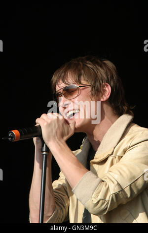 Membro del british pop e boy band che prendere, cantante song writer Mark Owen di eseguire da solo sul palco a Rockingham Motor Speedway UK. Foto Stock