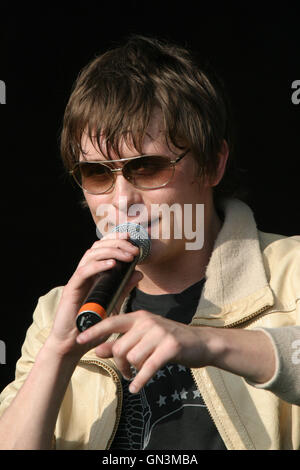 Membro del british pop e boy band che prendere, cantante song writer Mark Owen di eseguire da solo sul palco a Rockingham Motor Speedway UK. Foto Stock