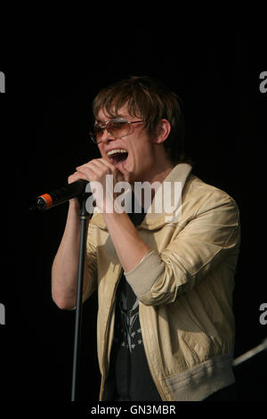 Membro del british pop e boy band che prendere, cantante song writer Mark Owen di eseguire da solo sul palco a Rockingham Motor Speedway UK. Foto Stock