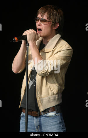 Membro del british pop e boy band che prendere, cantante song writer Mark Owen di eseguire da solo sul palco a Rockingham Motor Speedway UK. Foto Stock