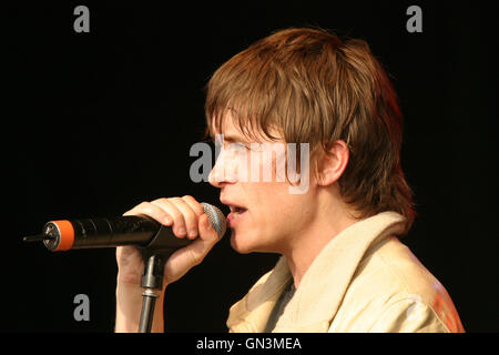 Membro del british pop e boy band che prendere, cantante song writer Mark Owen di eseguire da solo sul palco a Rockingham Motor Speedway UK. Foto Stock