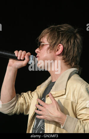 Membro del british pop e boy band che prendere, cantante song writer Mark Owen di eseguire da solo sul palco a Rockingham Motor Speedway UK. Foto Stock