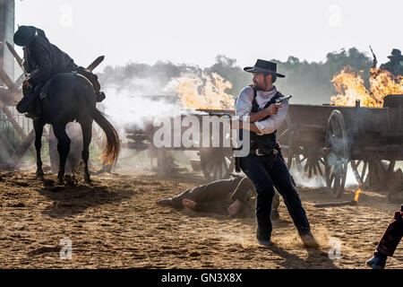 I magnifici sette è una imminente American western film d'azione diretto da Antoine Fuqua, un remake del 1960 western film con lo stesso nome, il quale a sua volta era un remake del 1954 film giapponese di sette Samurai Questa fotografia è per il solo uso editoriale ed è il copyright del film company e/o il fotografo assegnato dal film o società di produzione e può essere riprodotto solo da pubblicazioni in congiunzione con la promozione del film di cui sopra. Un credito per il film company è richiesto. Il fotografo deve anche essere accreditato quando noto. Foto Stock