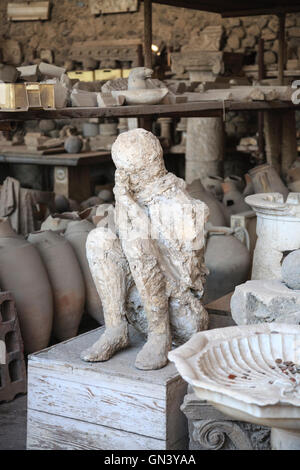 Calco in gesso di un cittadino romano che fu sepolto nella cenere dalla eruzione del Vesuvio, Pompei, Italia Foto Stock