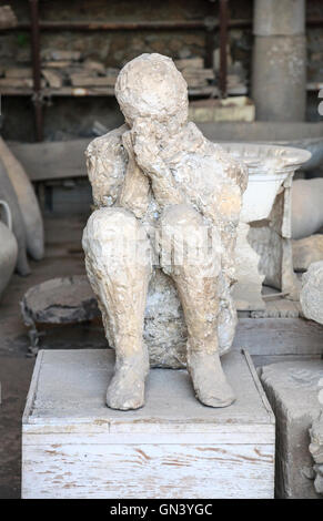 Gesso di un romano che fu sepolto in cenere dall'eruzione del Vesuvio, Pompei, Italia Foto Stock