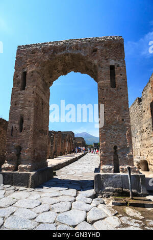 Il Caligola arch con il Vesuvio sullo sfondo, Pompei, Italia Foto Stock