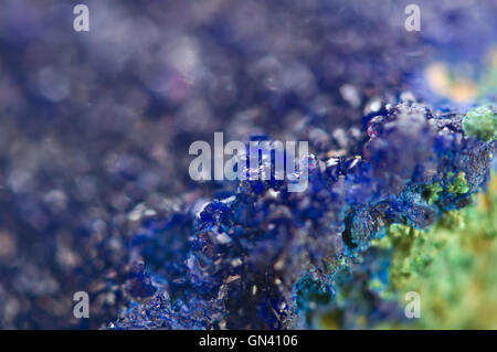 Verde malachite Cu2CO3(OH)2 e cristalli Azurite profondo blu minerale di rame la formula Cu3(CO3)2(OH)2 Macro Foto Stock