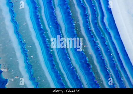 Crystal Blue Onyx è una varietà a bande di calcedonio, ossido minerale con composizione chimica SiO2. Macro. Extreme closeup Foto Stock