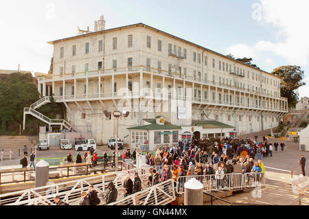 I turisti al pontile principale isola di Alcatraz. San Francisco,CA Foto Stock