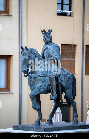 La scultura del re Alfonso VIII nella città vecchia, opera dell'artista di Cuenca Javier Barrios, Cuenca, Spagna Foto Stock