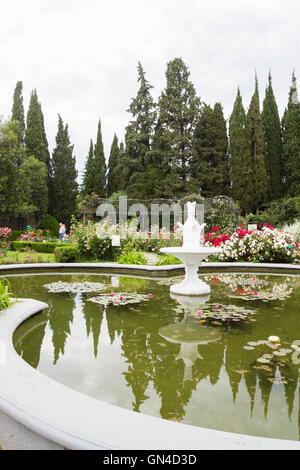 Piscina con ninfee nel Nikitsky giardino botanico Foto Stock