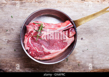 Materie t bone steak in un paiolo di rame Foto Stock