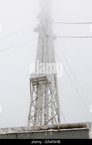 Congelati radio torre di trasmissione Foto Stock